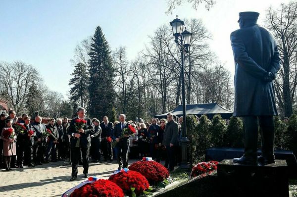 На Новодевичьем кладбище открыли памятник Владимиру Жириновскому