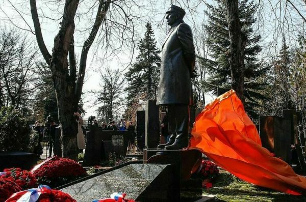 На Новодевичьем кладбище открыли памятник Владимиру Жириновскому