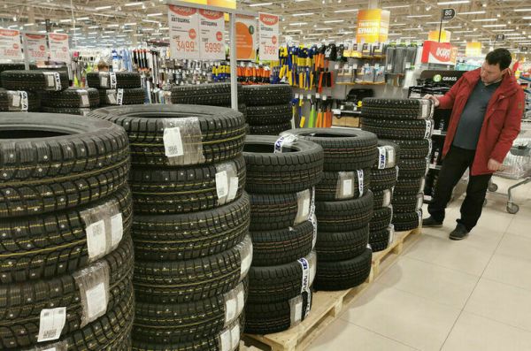 В России запретили использовать летом шипованные шины В России запретили использовать летом шипованные шины