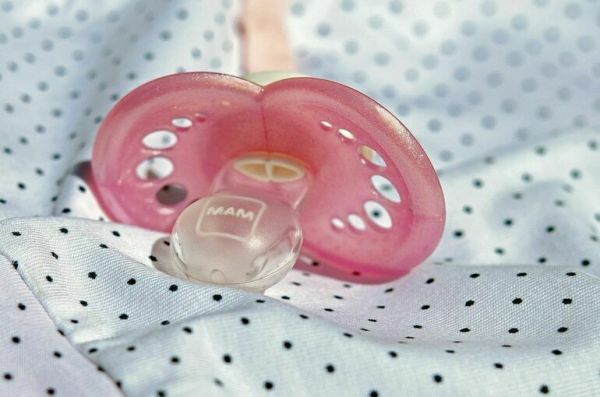 Детские соски и присыпку будут маркировать