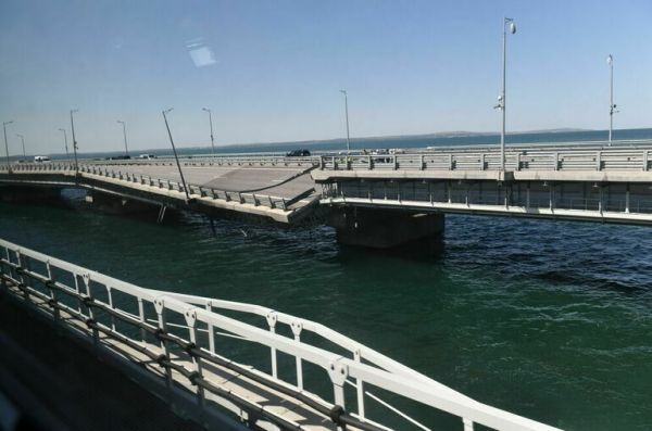 Грузовые машины пока не смогут проехать по Крымскому мосту Грузовые машины пока не смогут проехать по Крымскому мосту