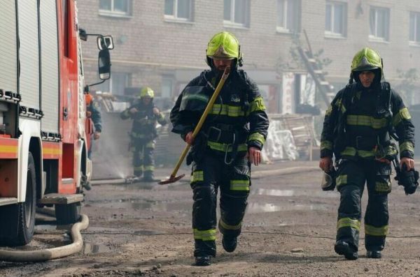 Крупный пожар на складе в Петербурге локализован