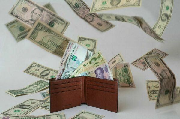 Россияне 24 июня купили валюты на 7,1 миллиарда рублей