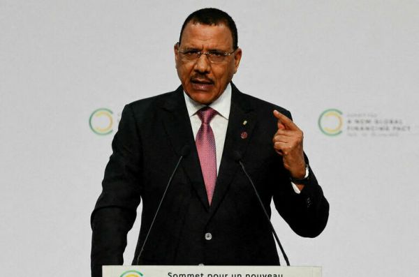 СМИ: Мятежники в Нигере отказались освободить президента Базума