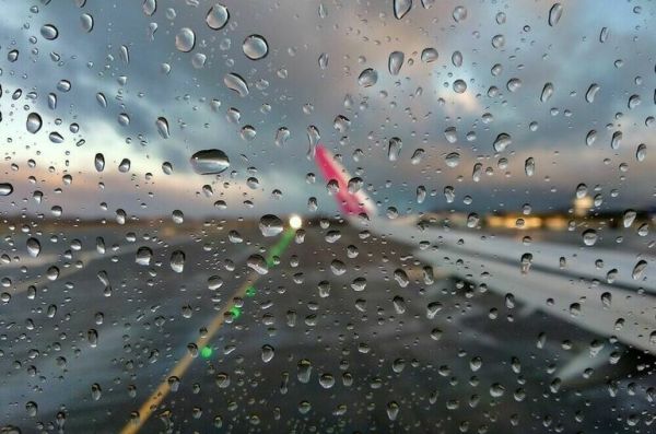 В аэропортах Москвы отменили и задержали почти 30 рейсов из-за непогоды