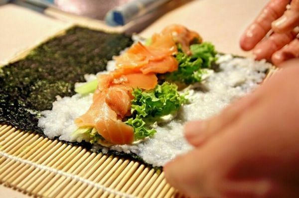 В Вологде семь человек госпитализированы после посещения суши-бара