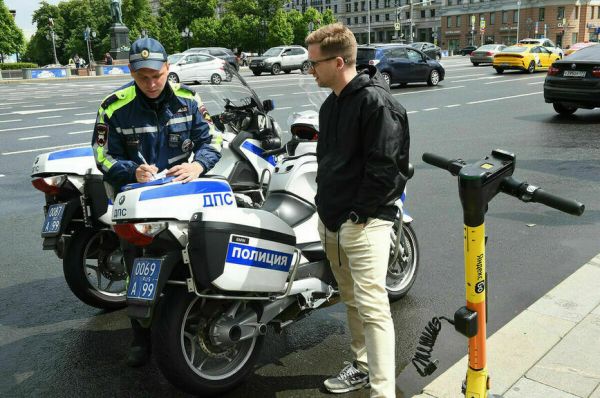 Электросамокатчикам готовят огромные штрафы Электросамокатчикам готовят огромные штрафы