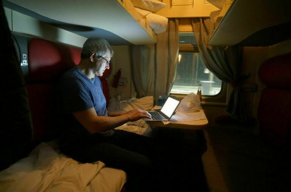 Пассажирам верхних полок разрешили занимать нижние на время приема пищи