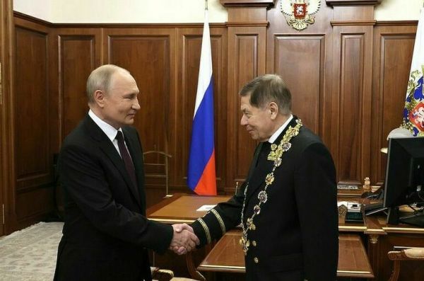 Путин вручил председателю Верховного суда орден Андрея Первозванного