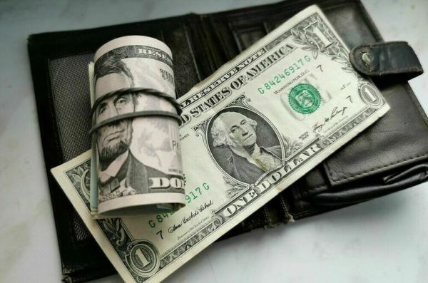 В июле россияне продали иностранной валюты на 44,4 миллиарда рублей