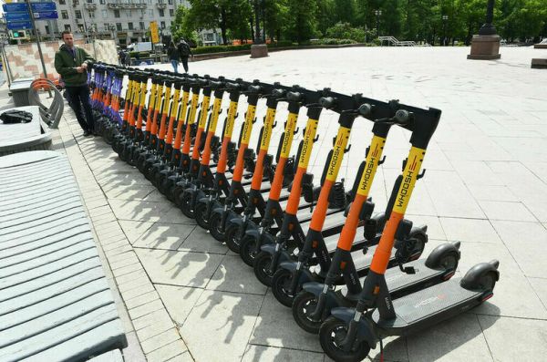 В Минтрансе предложили навести порядок с парковкой электросамокатов в городах России