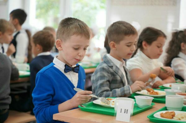 В Петербурге утвердили цены на питание для школьников на новый учебный год