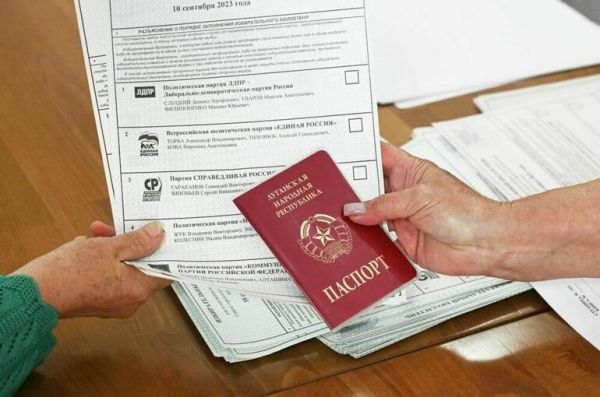На выборах в ЛНР голосуют и по российским, и по украинским паспортам