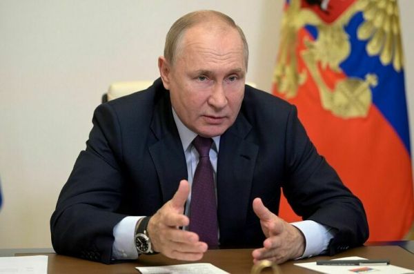 Путин поручил продумать план восстановления Смоленской крепостной стены