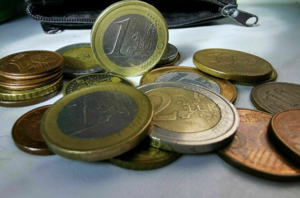 Рубль укрепляется к евро на Московской бирже 