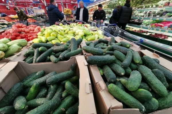 В России за неделю больше всего подорожали огурцы, помидоры и бананы