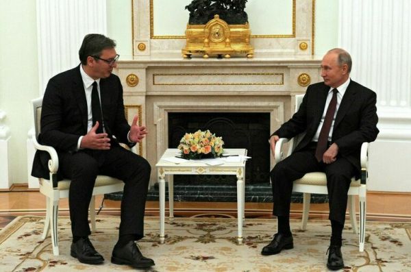 Путин и Вучич провели короткую встречу в Пекине