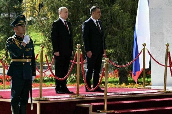 Путин в ходе визита в Бишкек возложил венок к мемориалу &laquo;Ата-Бейит&raquo;