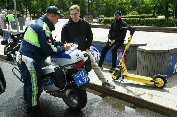 Самокатчики в Москве с начала сезона получили уже более 15 тысяч штрафов Самокатчики в Москве с начала сезона получили уже более 15 тысяч штрафов