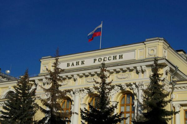 Центробанк во втором полугодии почти на треть сократит продажи валюты