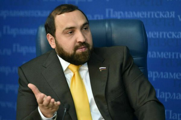 Депутат Хамзаев привел примеры дискредитации семейных ценностей