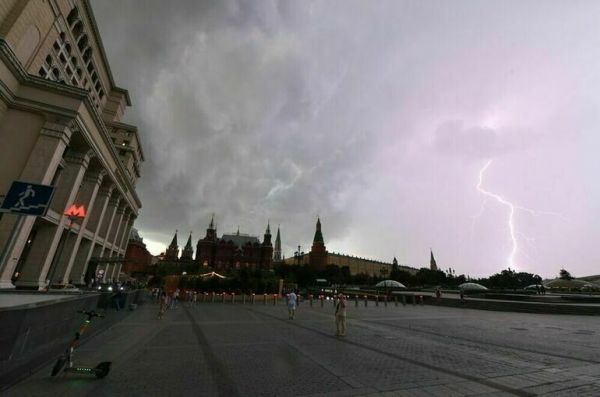 Москвичей предупредили о дождях и грозе во второй половине дня пятницы