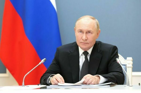 Путин: Россия продолжит укреплять ВМФ и все виды войск Путин: Россия продолжит укреплять ВМФ и все виды войск