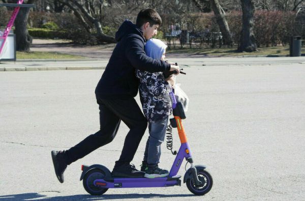 &laquo;Известия&raquo;: В России могут запретить пользоваться электросамокатами до 16 лет