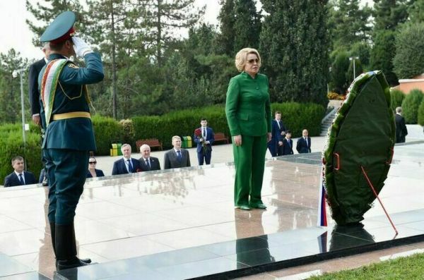 Матвиенко возложила цветы к мемориалу &laquo;Вечный огонь&raquo; в Душанбе