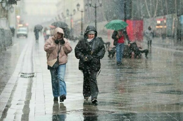 Москвичам спрогнозировали осадки в виде мокрого снега и дождя в выходные 