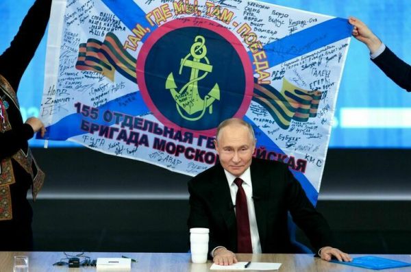 Путин на прямой линии попросил развернуть боевое знамя морпехов