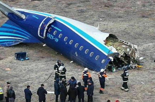 Выживший при крушении самолета в Актау рассказал о &laquo;паре взрывов&raquo; перед падением