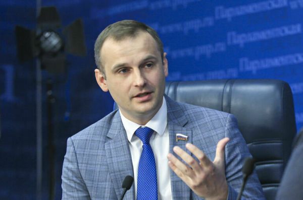 Депутат Леонов предложил увеличить количество рекламы здорового питания в СМИ