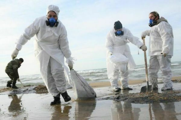 МЧС готовится к возможному ухудшению ситуации с выбросами мазута в Черном море МЧС готовится к возможному ухудшению ситуации с выбросами мазута в Черном море