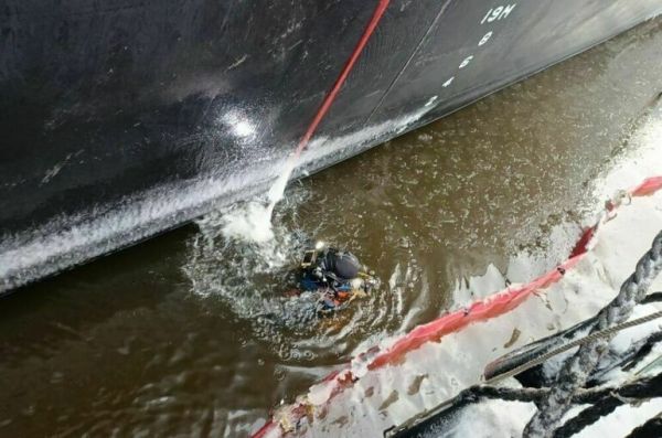 На аварийном танкере Koala в порту Усть-Луга заделали две из трех пробоин