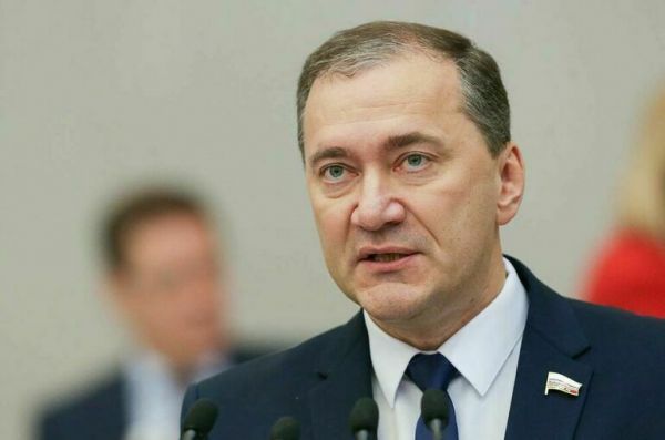 Депутат Белик считает, что Макрон хочет помешать укреплению отношений РФ и США