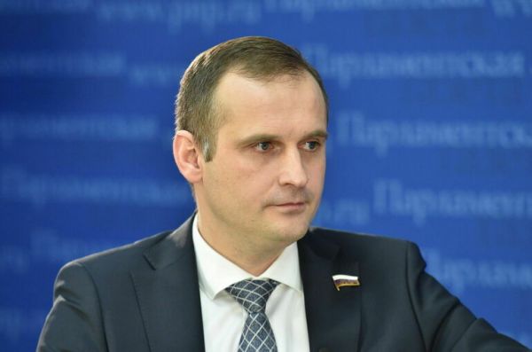 Депутат Леонов заявил о необходимости отслеживать карьеру медиков