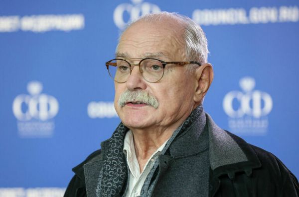 Михалков призвал не пускать обратно покинувших Россию артистов