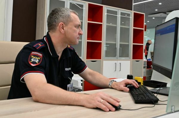 Путин: Зарплата сотрудников полиции должна быть конкурентоспособной