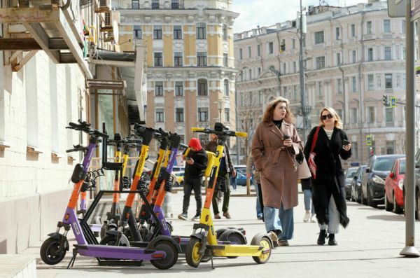 РБК: Минтранс предложил разрешить парковку самокатов под специальными знаками