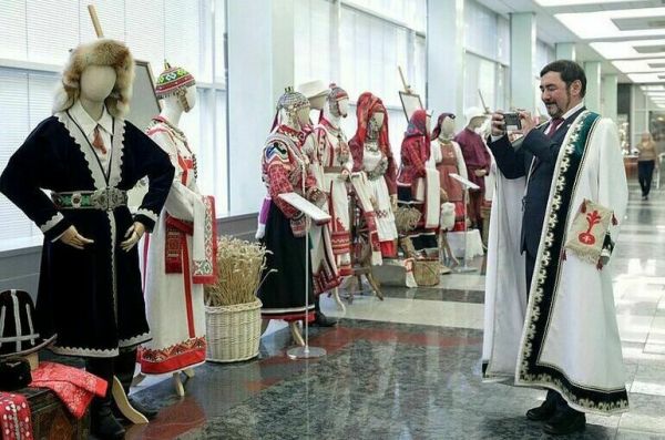 Традиционные костюмы народов Поволжья можно увидеть на выставке в Госдуме