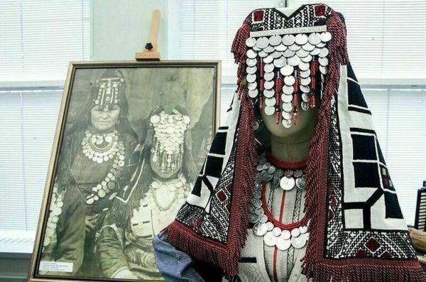 Традиционные костюмы народов Поволжья можно увидеть на выставке в Госдуме