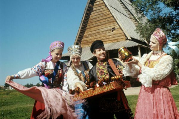 Хохлома, советское кино и кокошник: куда вошьют культурный код россиян