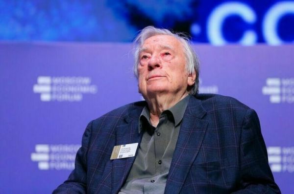 Писателю Александру Проханову присвоили звание Героя Труда