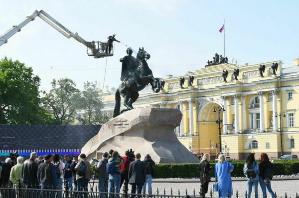 Путин поручил подготовить решения по восстановлению памятников культуры