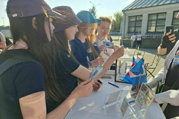 Участники «Поезда Победы» отправили первые открытки