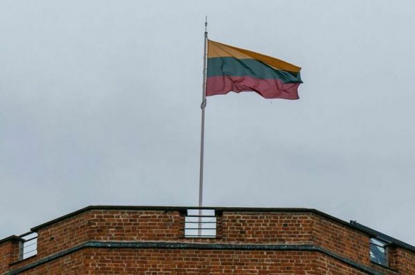 Президент Литвы призвал премьера объясниться или уволиться