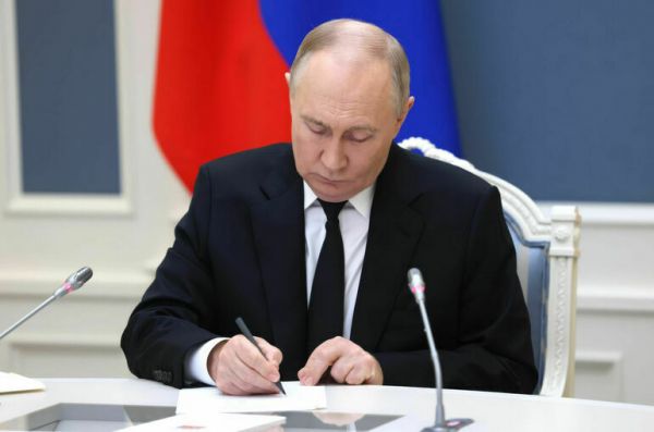 Путин поручил учредить День языков народов России