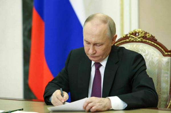 Президент РФ передал в собственность Петербурга все акции «Ленфильма»