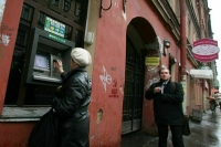 Центробанк продлил ограничения на снятие иностранной валюты до 9 сентября